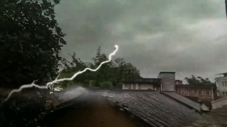 Read more about the article 霹雳暴雨的特殊天象，是否是高人渡劫？