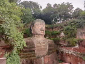 乐山大佛镇压了几条小龙，据说水淹脚趾后会出来……
