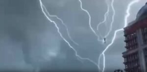上海上空神秘人经历雷劫