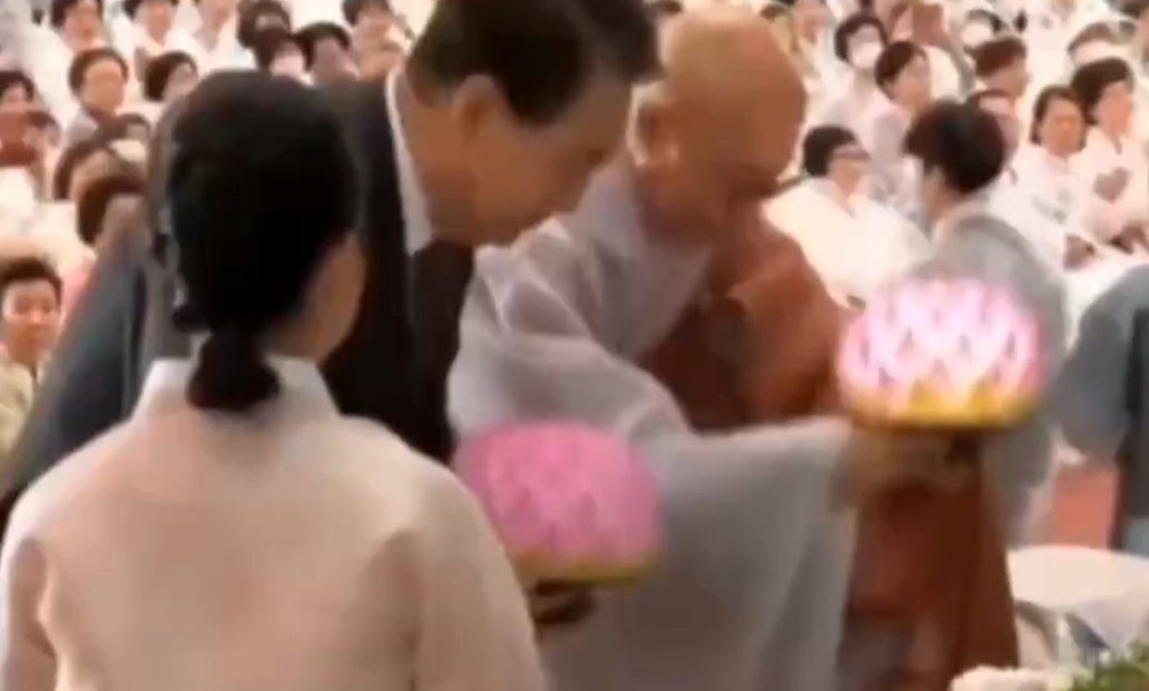 Read more about the article 韩国总统尹锡悦礼佛灯灭